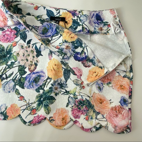 Very J Floral Scalloped Edge Mini Skirt. Size: Medium - Picture 4 of 9
